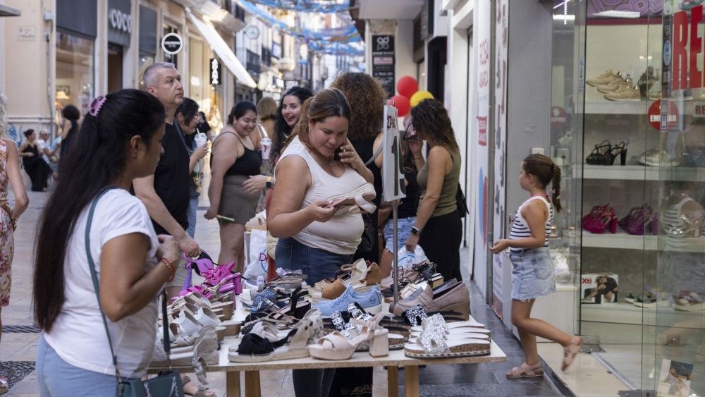 «Botigues a la nit» este viernes 8 de Agosto ven a conocer el comercio     del centro histórico de Gandia»